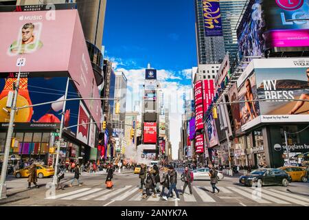 La città di New York, Usa-Jan 13, 2019: Times Square, in primo piano con i Teatri di Broadway e il LED di segni, è un simbolo della città di New York Manhattan. La città di New York. Foto Stock