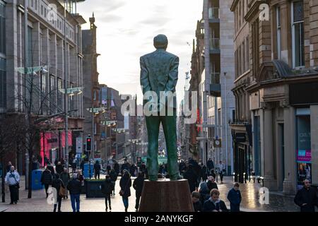 Donald Dewar statua a Buchanan Street sulla giornata invernale a Glasgow, Scotland, Regno Unito Foto Stock