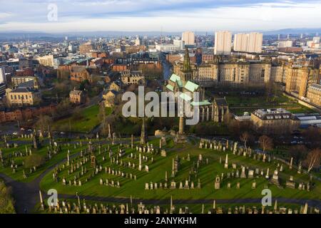 Vista della cattedrale di Glasgow e della città di Glasgow da necropoli a Glasgow, Scotland, Regno Unito Foto Stock