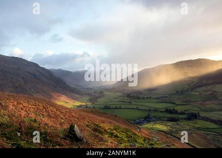 Docce ampie lungo la Great Langdale, visto dalla banda su Bowfell, Lake District, Cumbria, Regno Unito Foto Stock