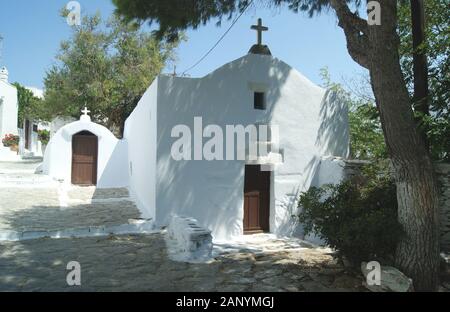 Vecchia cappella bianca con un'architettura unica sull'isola greca Di Amorgos Foto Stock