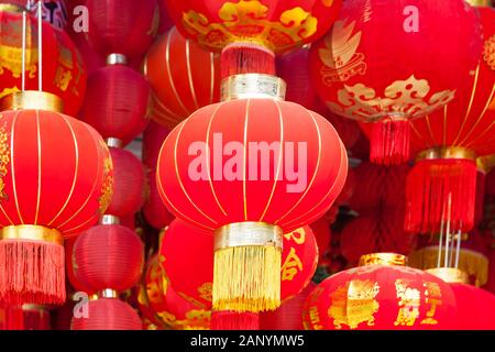 Tessuto a mano lanterne rosse appese per il nuovo anno cinese in una Chinatown. Il testo "HE" sulla lanterna, fortuna e armoniosa in connotazione cinese, e TH Foto Stock