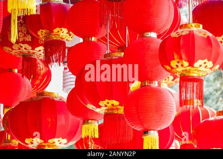 Tessuto a mano lanterne rosse appese sfondo per il capodanno cinese a Chinatown Foto Stock