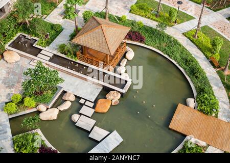 Vista dall'alto di un bellissimo giardino con summerhouse e piscina in un cinese nuovo quartiere residenziale Foto Stock