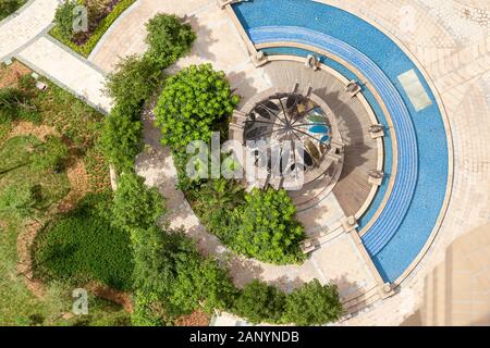 Vista dall'alto di un bellissimo giardino con summerhouse e piscina in un cinese nuovo quartiere residenziale Foto Stock