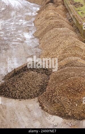Colpo verticale ad angolo alto di pile di sabbia in un area di costruzione Foto Stock