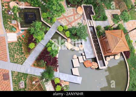 Vista dall'alto di un bellissimo giardino con summerhouse e piscina in un cinese nuovo quartiere residenziale Foto Stock