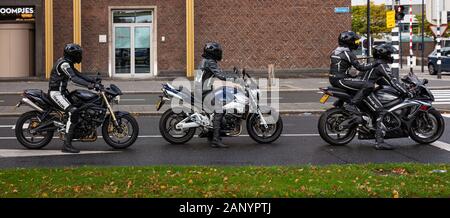 Rotterdam, Paesi Bassi. Ottobre 13, 2019. Un gruppo di motociclisti in abbigliamento in pelle e caschi per la protezione, in attesa del semaforo verde. Foto Stock