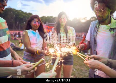 Gli amici si divertono con sparkler presso il festival estivo Foto Stock