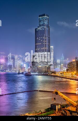 Hong Kong - febbraio 20. 2018 : Vista verso Tsim Sha Tsui, con Victoria Harbour e l'InterContinental Hong Kong Hotel, sullo sfondo la skyli Foto Stock