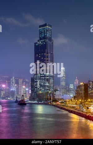 Hong Kong - febbraio 20. 2018 : Vista verso Tsim Sha Tsui, con Victoria Harbour e l'InterContinental Hong Kong Hotel, sullo sfondo la skyli Foto Stock