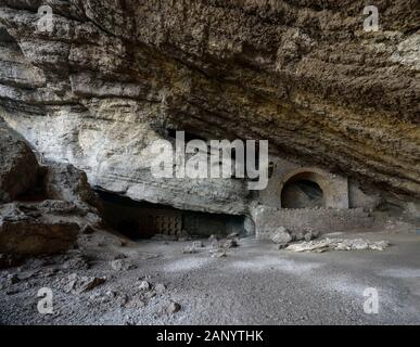 Colossale spazio interno del famoso Golitsyn naturale Grotta di mare grotta di montagna su sentiero Golitsyn vicino al nuovo mondo ubicazione, Crimea, Russia. Foto Stock