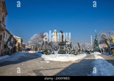 Bitola, Macedonia - Torre dell'Orologio e Piazza Magnolia - durante l'inverno Foto Stock