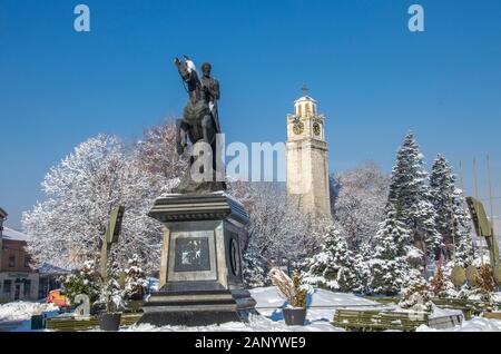 Bitola, Macedonia - Torre dell'Orologio e Piazza Magnolia - durante l'inverno Foto Stock