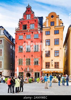 18 Settembre 2018: Stoccolma, Svezia - Turisti escursioni tra i bellissimi edifici antichi di Stortorget, la più antica piazza della città vecchia, Gaml Foto Stock