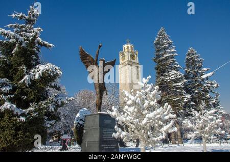 Bitola, Macedonia - Torre dell'Orologio e Monumento Angelo - durante l'inverno Foto Stock