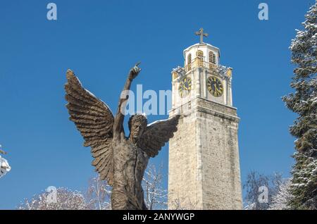 Bitola, Macedonia - Torre dell'Orologio e Monumento Angelo - durante l'inverno Foto Stock