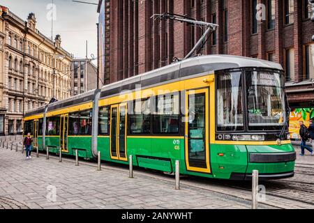 20 Settembre 2018: Helsinki, Finlandia - Il tram ferma in centro città. Foto Stock