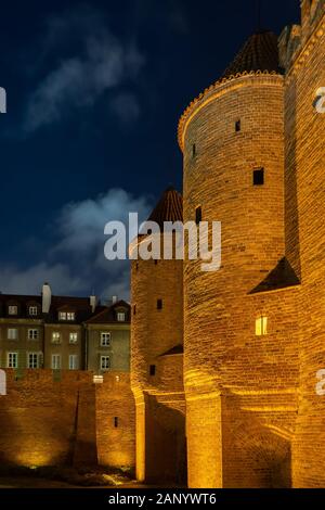 Barbican fortificazione di notte nella Città Vecchia di Varsavia in Polonia, la parete della città avamposto fortificato, punto di riferimento storico. Foto Stock