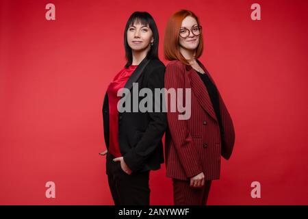 Due belle donne che indossano abiti eleganti in studio Foto Stock