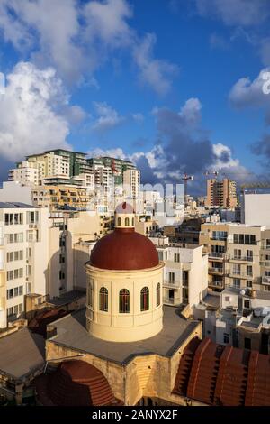 Cupola della chiesa parrocchiale di Gesù di Nazareth nella città di Sliema, Malta Foto Stock