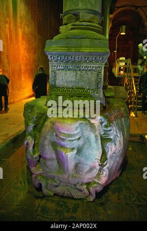 Il gigante testa di Medusa sotto la Basilica Cisterna di Istanbul Foto Stock