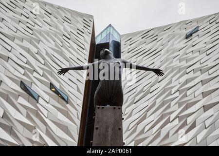 Titanica statua fuori Titanic Belfast, Irlanda del Nord Foto Stock