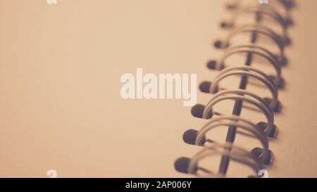 Parte di una spirale aperta notebook con carta bianca, closeup photo. Foto Stock