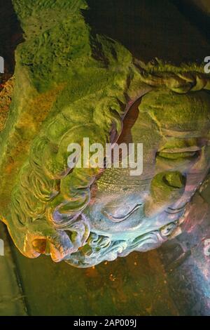 Il gigante testa di Medusa sotto la Basilica Cisterna di Istanbul Foto Stock