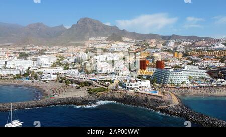 Playa de Torviscas con sullo sfondo la città di Torviscas , Costa Adeje (sinistra) e San Eugenio (destra) Foto Stock