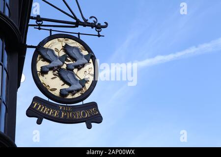 The Three Pigeons Public House, un pub Surrey segno su High Street, Guildford, Surrey, Regno Unito, gennaio 2020 Foto Stock