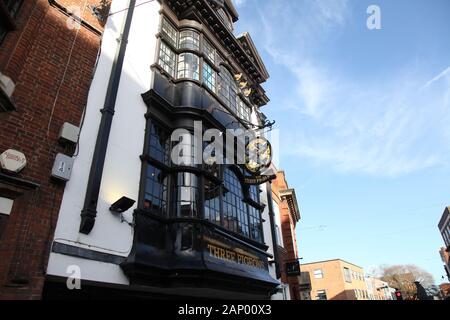 I tre piccioni public house, su High Street, Guildford, Surrey, Regno Unito, Gennaio 2020 Foto Stock