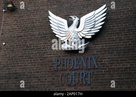 Silver Phoenix Corte cresta su un muro di mattoni a Guildford, Surrey, Regno Unito, Gennaio 2020 Foto Stock