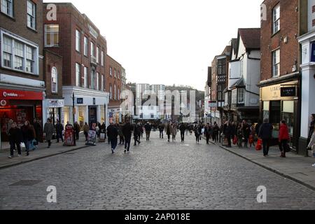 Guardando verso ovest lungo Guildford High Street shopping in un pomeriggio invernale, Guildford, Surrey, Regno Unito, gennaio 2020 Foto Stock
