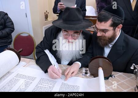Il completamento della scrittura di una nuova Torah è un processo comune dove congregants compilare una lettera. In Bayside, Queens, NYC. Foto Stock