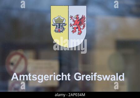 Il 20 gennaio 2020, Meclemburgo-Pomerania, Greifswald: la scritta 'Amtsgericht di Greifswald' è sulla porta di ingresso della Greifswald corte locale. Lo stesso giorno il processo contro ex-girlfriend dell'assassino di Maria da Zinnowitz per ostruzione alla giustizia inizia a Greifswald. La versione di prova di omicidio della gravidanza di Maria presso il tribunale regionale di Stralsund aveva provocato una sensazione a causa della brutalità della criminalità. Secondo la sentenza, gli uomini che erano di 19 e 21 anni al momento del reato nel marzo dello scorso anno aveva convenuto con il crimine perché voleva vedere un Foto Stock