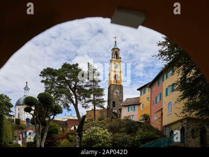 Portmeirion Village vicino Porthmadog progettato da Sir Clough Williams-Ellis. Galles. Foto Stock