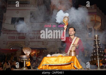 Il sacerdote che celebra il fiume Gange Aarti offrendo incenso, Dashashwamedh Ghat Varanasi, Uttar Pradesh, India Foto Stock