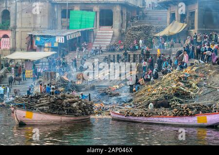 La cremazione a Manikarnika ghat Varanasi, Uttar Pradesh, India Foto Stock