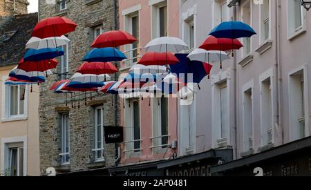 Mulit colorati ombrelloni da appendere come decorazione di strada a Cherbourg. Foto Stock