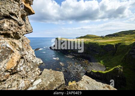 Vista verso il Selciato del gigante dalle rovine del castello di Dunluce, Co Antrim. Foto Stock