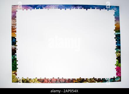 Cornice colorata realizzati da pezzi di un puzzle, su sfondo bianco Foto Stock