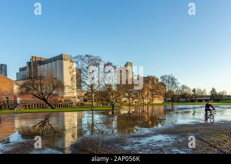 Whitworths Mill, in un edificio in stile vittoriano con moderne estensioni, sulle rive del fiume Nene di Wellingborough Foto Stock