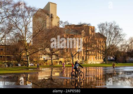 Whitworths Mill, in un edificio in stile vittoriano con moderne estensioni, sulle rive del fiume Nene di Wellingborough Foto Stock