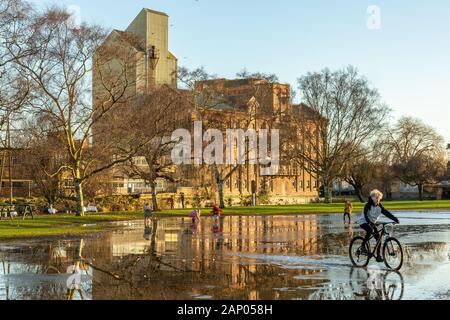 Whitworths Mill, in un edificio in stile vittoriano con moderne estensioni, sulle rive del fiume Nene di Wellingborough Foto Stock