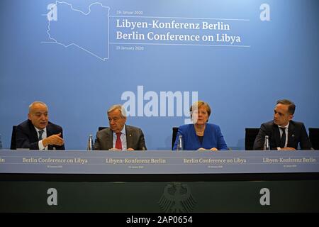 Berlino, Germania. Xix gen, 2020. L inviato speciale dell ONU per la Libia Ghassan al salame, al Segretario generale delle Nazioni Unite Antonio Guterres, il Cancelliere tedesco Angela Merkel e il Ministro degli esteri tedesco Heiko Maas (da L a R) di partecipare alla conferenza stampa dopo la Libia Conferenza di Berlino, Germania, gennaio 19, 2020. I partecipanti in Germania-chiamato Libia Conferenza di domenica hanno concordato di rispettare l'embargo sulle forniture di armi e la tregua nella dilaniata dalla guerra del nord paese africano, impegnandosi a istituire un meccanismo di sorveglianza per assicurare la pace a lungo termine. Credito: Qing Wang/Xinhua/Alamy Live News Foto Stock