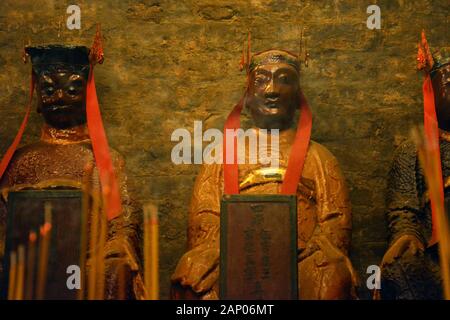 Primo piano di figurine di diverse divinità al Tempio Man Mo di Hong Kong. Foto Stock