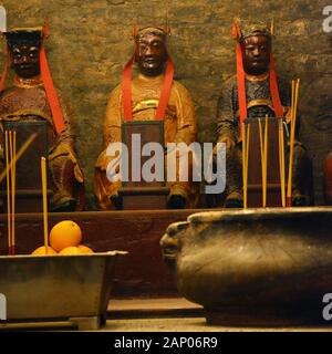 Primo piano di figurine di diverse divinità al Tempio Man Mo di Hong Kong. Foto Stock