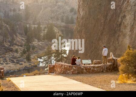 Un gruppo di amici e il loro cane bianco Godetevi il tramonto a Smith Rock State Park Foto Stock