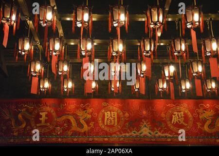 Guardando le lanterne appese al soffitto del Tempio Man Mo di Hong Kong. Foto Stock